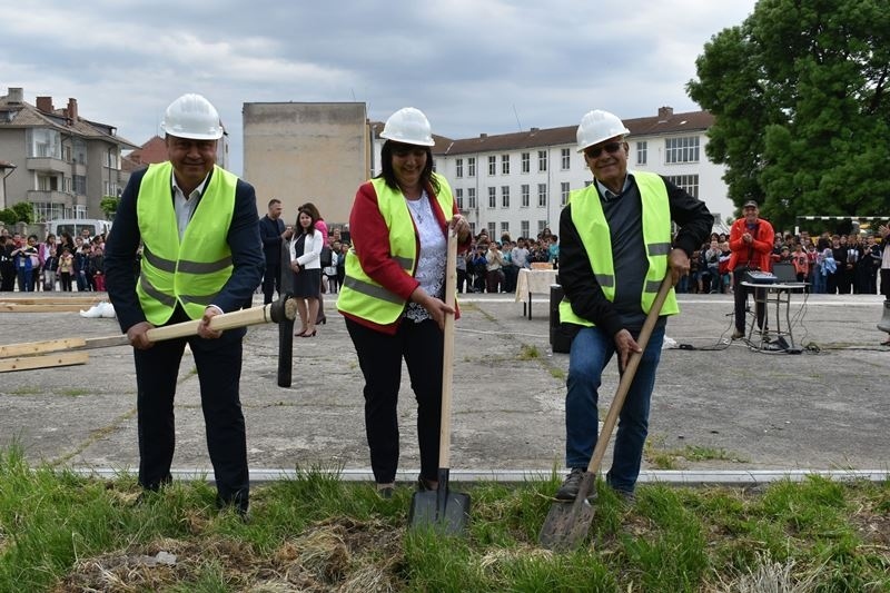 Започна изграждането на комбинирана площадка за детски игри и спорт в ОУ „Климент Охридски“ в Павликени