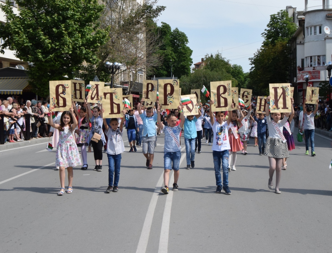 С празнично шествие Горна Оряховица чества 24 май, вечерта е дефилето на абитуриентите
