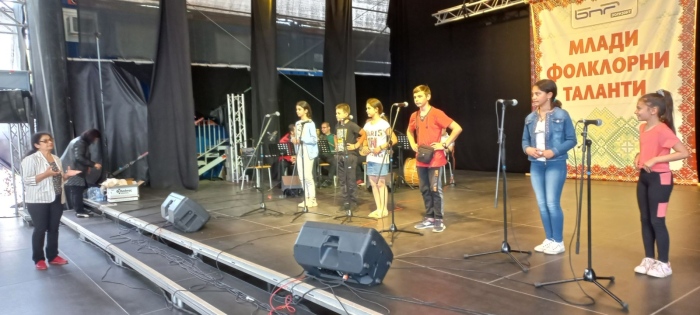 ДВГ „Чичопей” от Първомайци участва в концерт на лауреатите на „Млади фолклорни таланти” в ефира на БНР