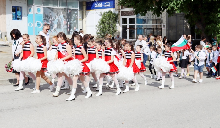 Учениците от Лясковска община шестваха, пяха и танцуваха за празника на буквите