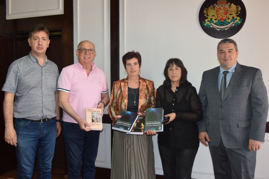 Три библиотеки от община Горна Оряховица получиха дарение от Сдружение „Атанас Буров“