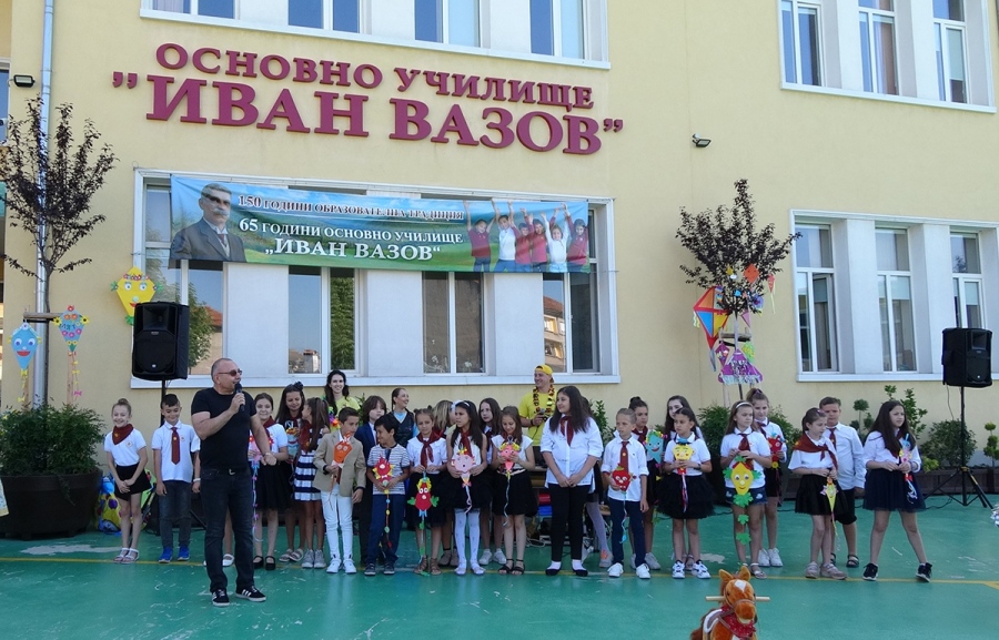 Децата от ОУ „Иван Вазов“ показаха на възрастните как могат да бъдат щастливи