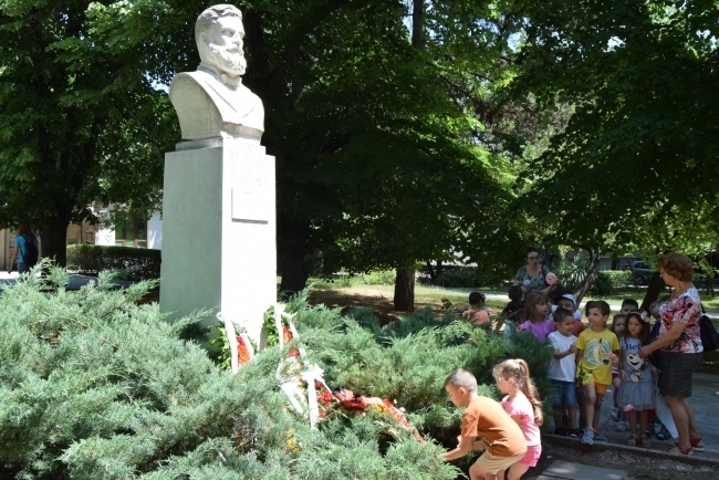 Горнооряховчани се поклониха пред паметта на Ботев и загиналите за свободна и независима България