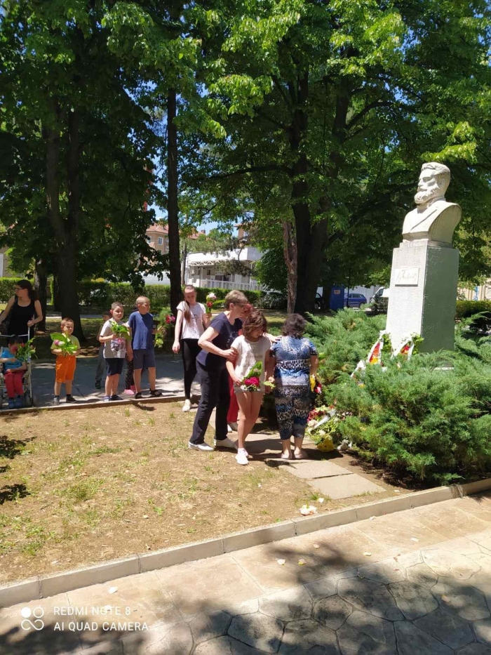 Деца от ДЦДУ в Горна Оряховица поднесоха цветя пред паметника на Ботев