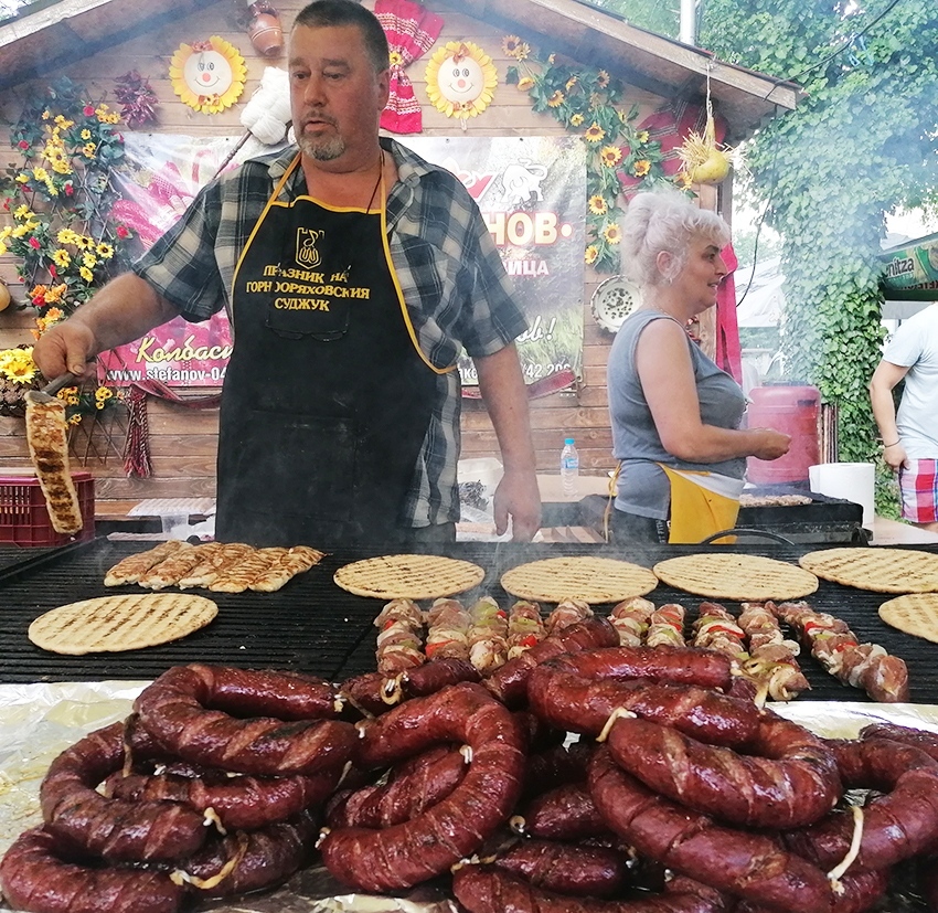 Скарите са запалени и XV Празник на суджука започна