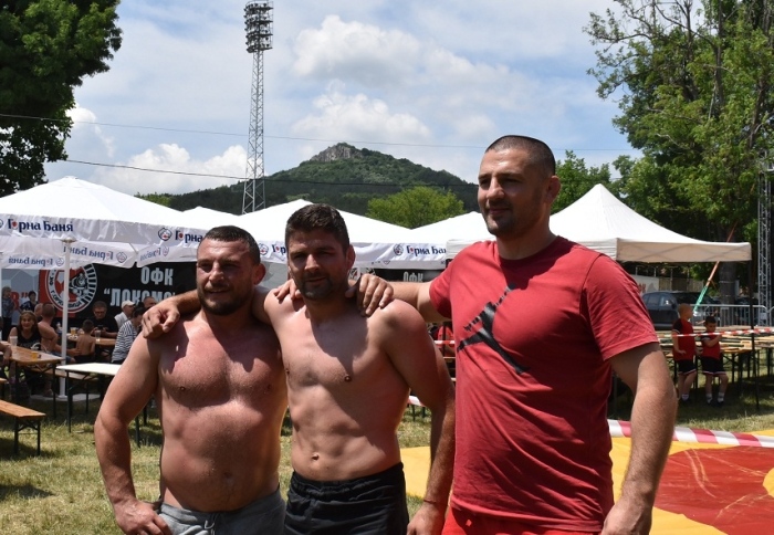 Световни и европейски шампиони показаха как се бори за медал на Народните борби в Горна Оряховица