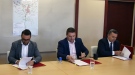 Филип Маринов и Румен Игнатов от „Пътни строежи Велико Търново” подписаха договора с АПИ за тунела под Шипка