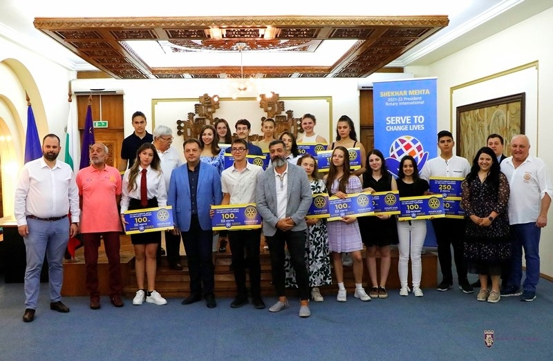 Изявени ученици бяха наградени в инициативата на Ротари клуб „Талантливите деца на Велико Търново“