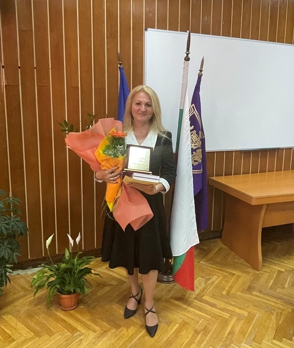 Кремена Енчева от СУ „Георги Измирлиев“ е наградена за „Учител на годината“ от РУО - Велико Търново