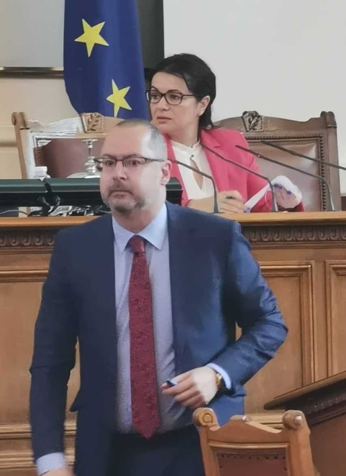 Министър Рашков отказа да отговори в зала за закриването на полицейските управления в Стражица и Полски Тръмбеш