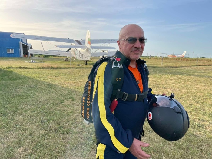 Хирургът Борислав Генчев побеждава страха от високо, скачайки от 3500 метра с парашут