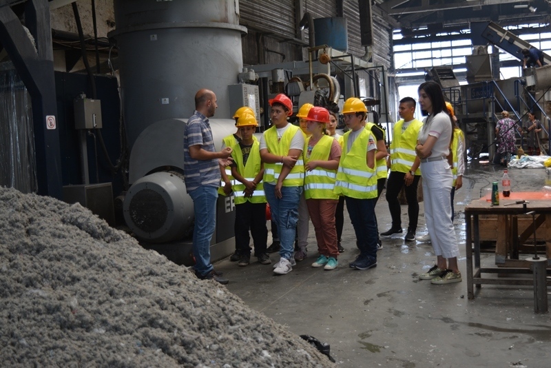 Ученици от Павликени посетиха инсталацията за рециклиране на полиетилен в София
