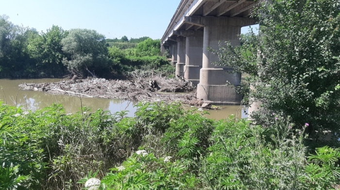 Експерти от Областна администрация: Основите на моста в Драганово да се почистят със специализирана техника