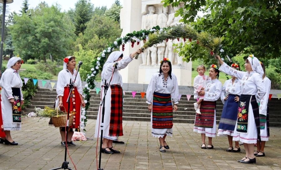 Традиции, кулинария и фолклор показват на тридневен фестивал в Лясковец