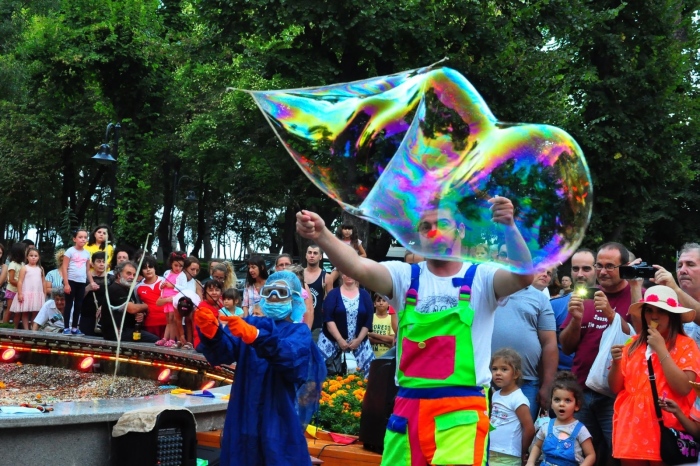 Ефектно шоу с балони на сцената на Международния театрален фестивал „Лято, кукли и приятели”