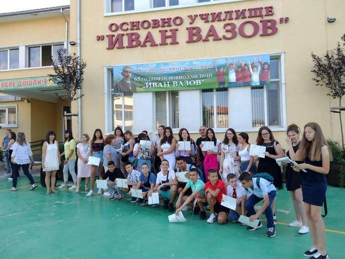 Седмокласниците на ОУ „Иван Вазов” се разделиха с училището си