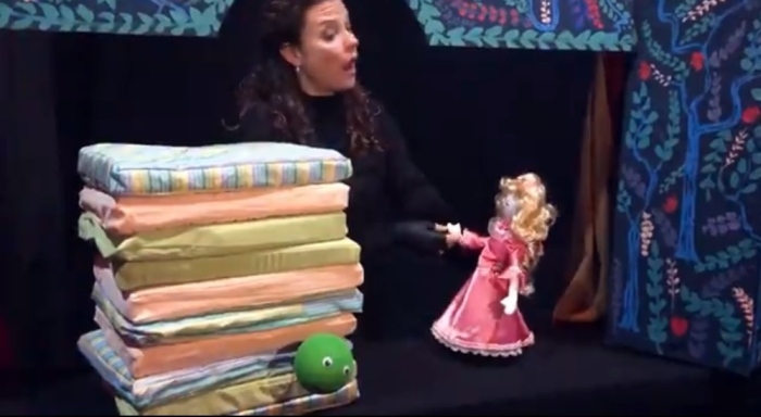 Куклен театър от Албания разказва приказка на Андерсен на децата във Велико Търново