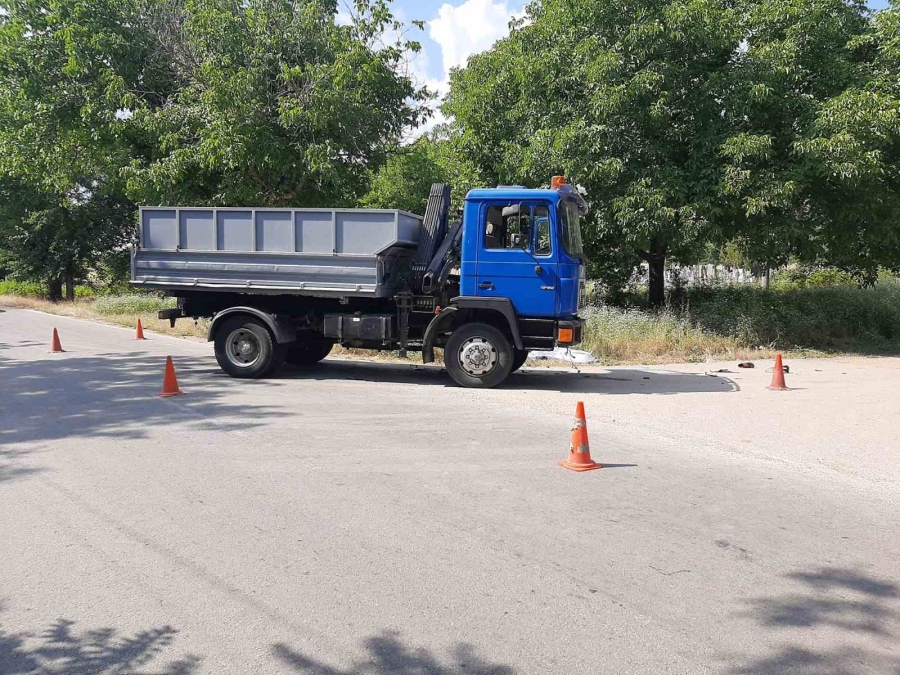 Мотоциклетист загина при удар с товарен автомобил