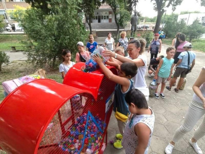 Центърът за обществена подкрепа в Свищов отпразнува рождения си ден с добро дело