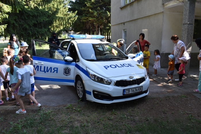 За професионалния си празник полицаи гостуваха в детски градини