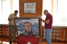 Хирург дари портрет на Левски на Националния военен университет