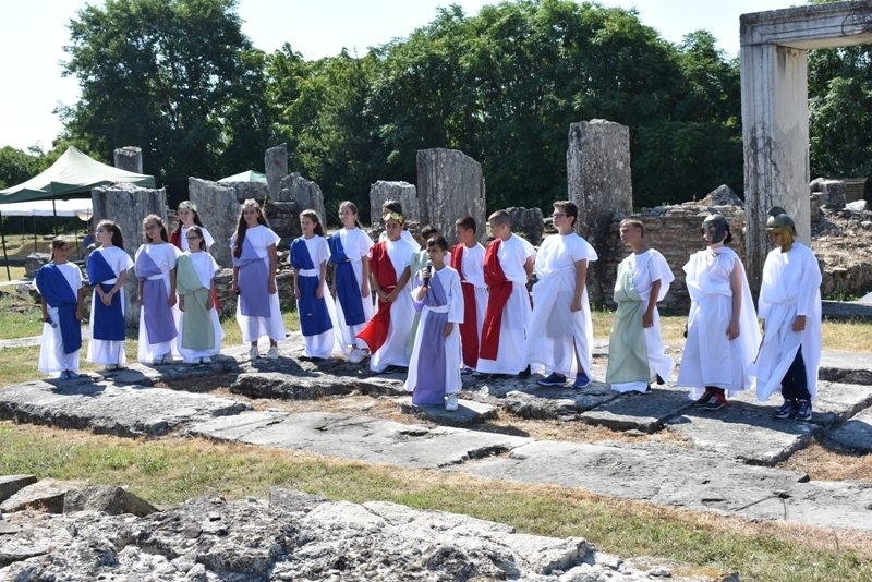 Деца от ОУ „Св. св. Кирил и Методий“ в Горна Оряховица облякоха тоги и възстановиха създаването на древен римски град