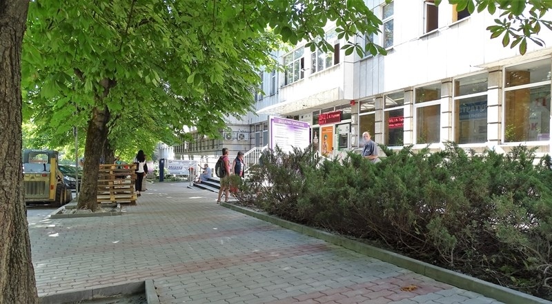 Основно ремонтират тротоара пред ДКЦ 1 във Велико Търново