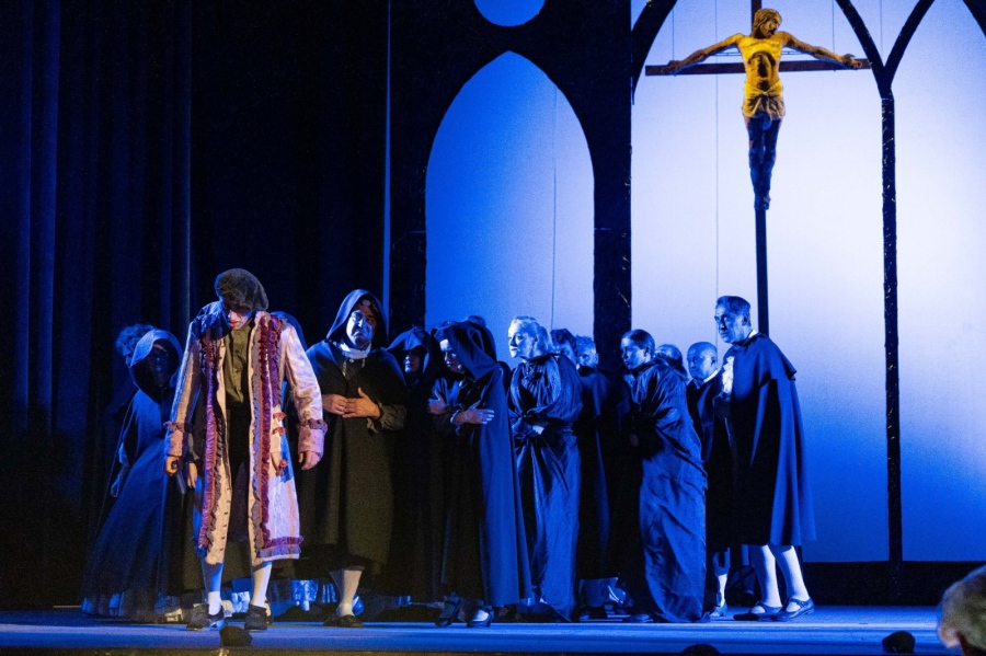 Четириметров кръст издигат на Царевец за театрално-музикалния спектакъл „Амадеус“