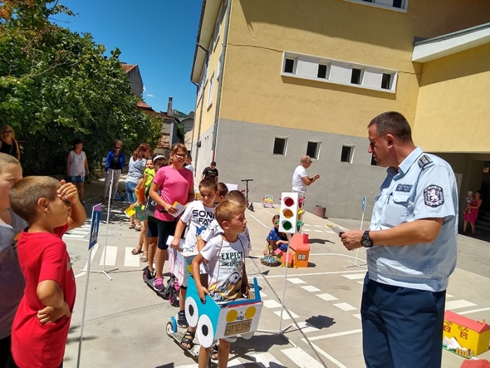 Детски град си направиха в ОУ „Иван Вазов” и учиха правилата за движение заедно с инспектори от КАТ