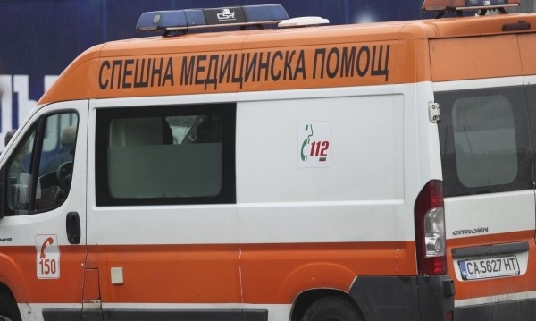 „Фолксваген” се заби в оградата на училището в Петко Каравелово, двама от пътниците със счупени ръце