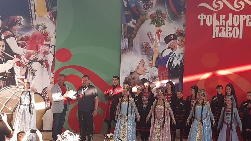 Председателят на Националната секция на CIOFF за България Емил Павлов приветства лично организаторите на МФФ „Фолклорен извор“ в село Царевец