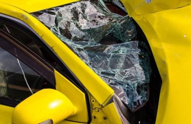 Такси се обърна между Патреш и Павликени, шофьорът е загинал