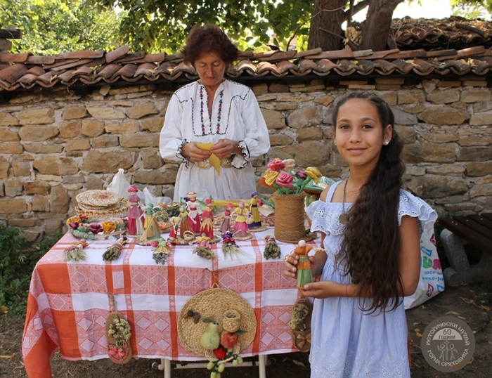 Кукли, цветя и още шарени красоти от царевична шума си направиха участниците във втората Семейна събота в музея на Долна Оряховица
