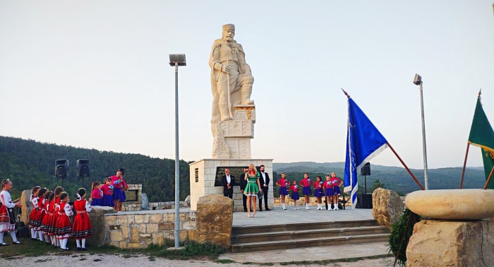 Хиляди се събраха край паметника на Вълчан войвода в Раювци