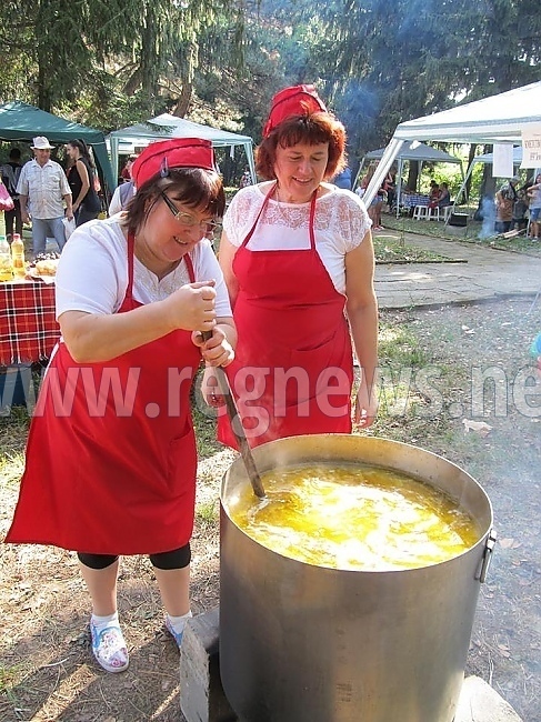 Българи, румънци и македонци се включват в Празника на кокошата чорба в Козаревец