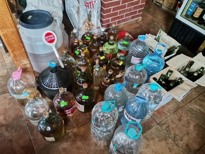 В сезона на казаните за ракия: Митнически служители задържаха над 1000 литра нелегален алкохол при четири проверки