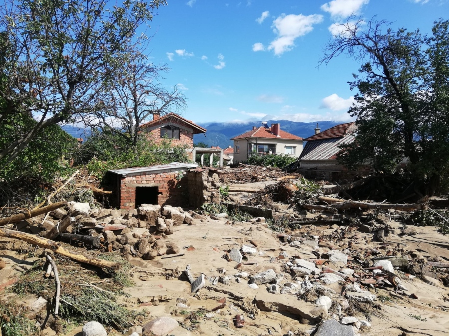 Водолази от спасителната група на ПБЗН Велико Търново помагаха на хората в Трилистник