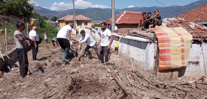Център „Амалипе“ изпрати доброволци в помощ на пострадалите в наводненията