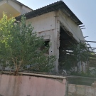 Като прокълната: Къща в центъра на Горна Оряховица се руши, докато минава от ръка на ръка и събира клошари