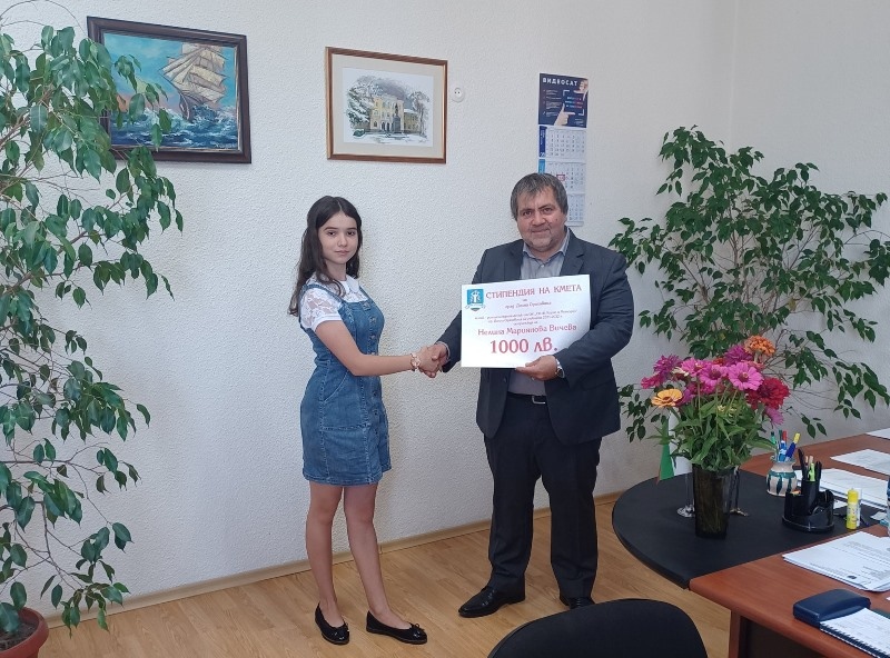 Нелина Вичева е първият носител на Стипендията на кмета на Долна ...