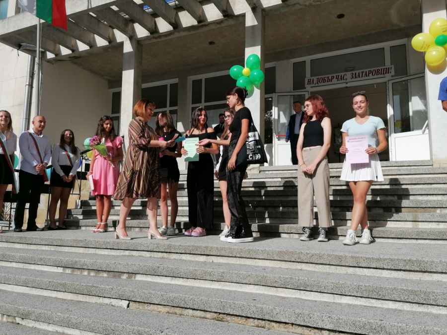 В Езиковата гимназия във Велико Търново 32 момичета и момчета получиха почетни грамоти „Асен Златаров“,
