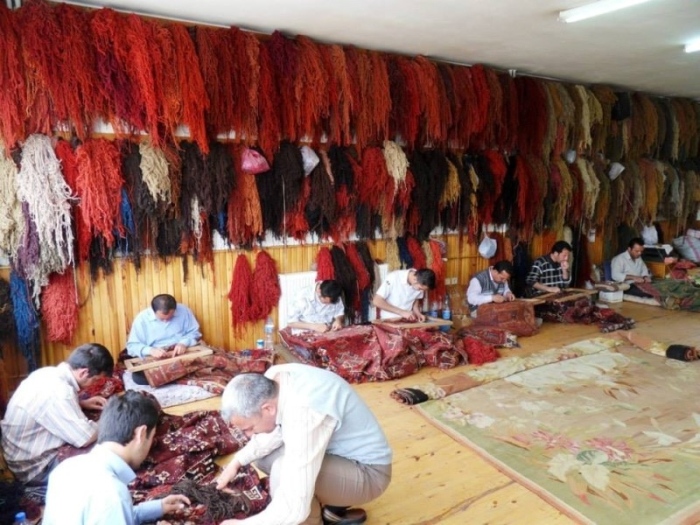 Всеки килим носи история в изложбата „Магията на българския килим“