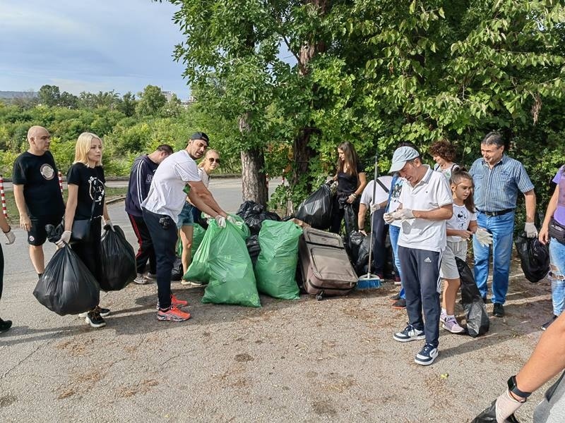 Служители от ТД на НАП във Велико Търново се включиха в кампанията „Да изчистим България заедно“