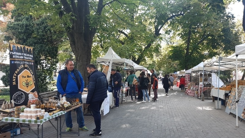 Изложение на занаяти е разположено в Централната градската градина на Свищов