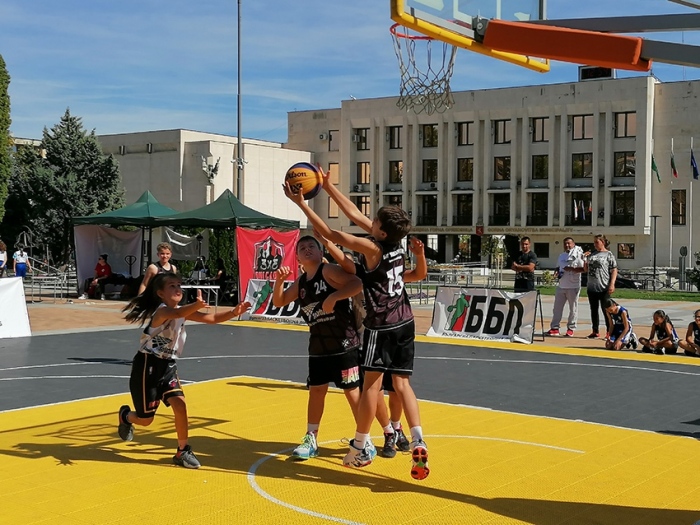 29 отбора при децата и младежите продължават баскетболния маратон на площад „Георги Измирлиев”