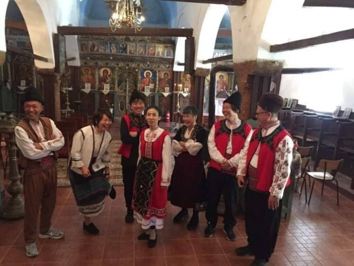 Японски туристи облякоха български носии в Церова кория и учиха как се кваси кисело мляко
