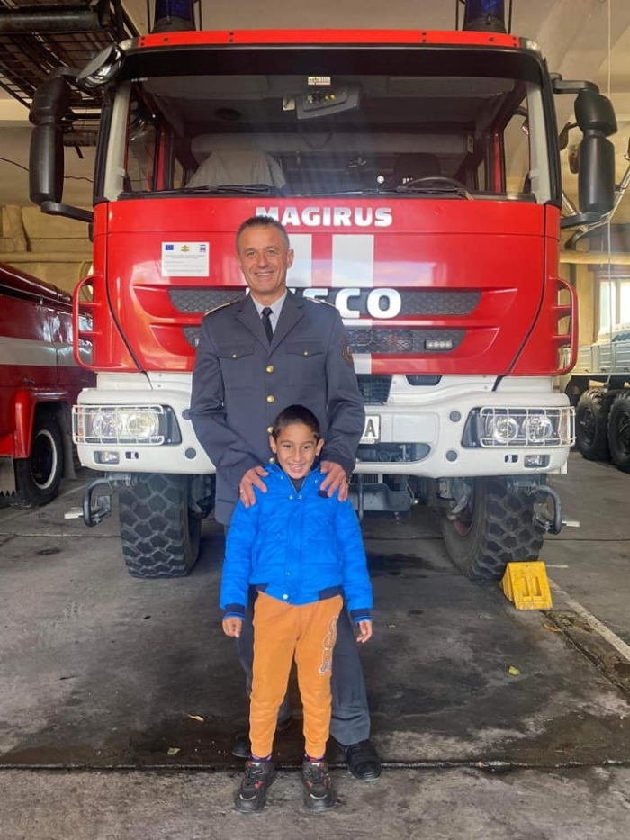 Горнооряховските пожарникари направиха подарък на бъдещия си колега – първокласника Денис от Поликраище