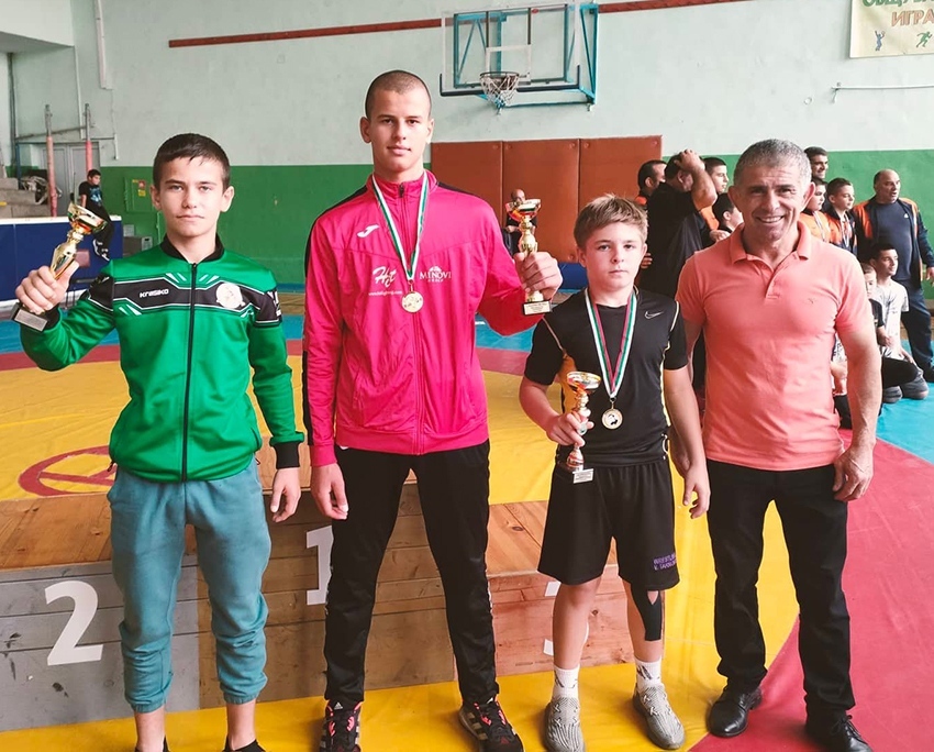 5 златни и 5 бронзови медали спечелиха борците на „Локомотив” от престижни турнири в Сливен и Разград
