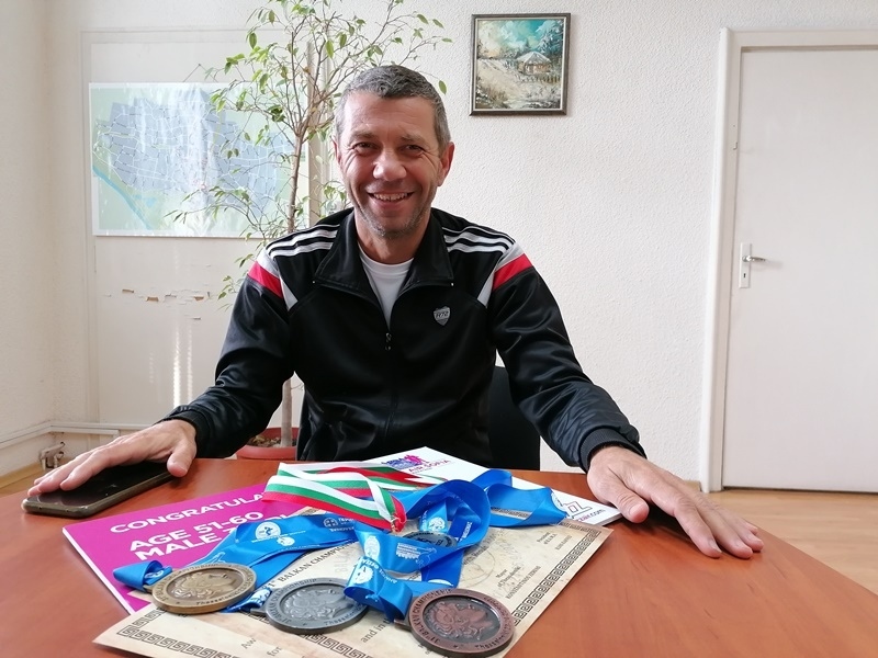 Когато не кара влака: На 53 г. Йордан Димитров печели медали от маратони и поставя рекорди на спортно ходене