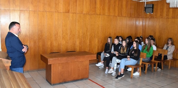 Ученици от специалност „Съдебна администрация“ в СПГ по икономика „Д-р Петър Аладжов“ посетиха Районен съд – Велико Търново